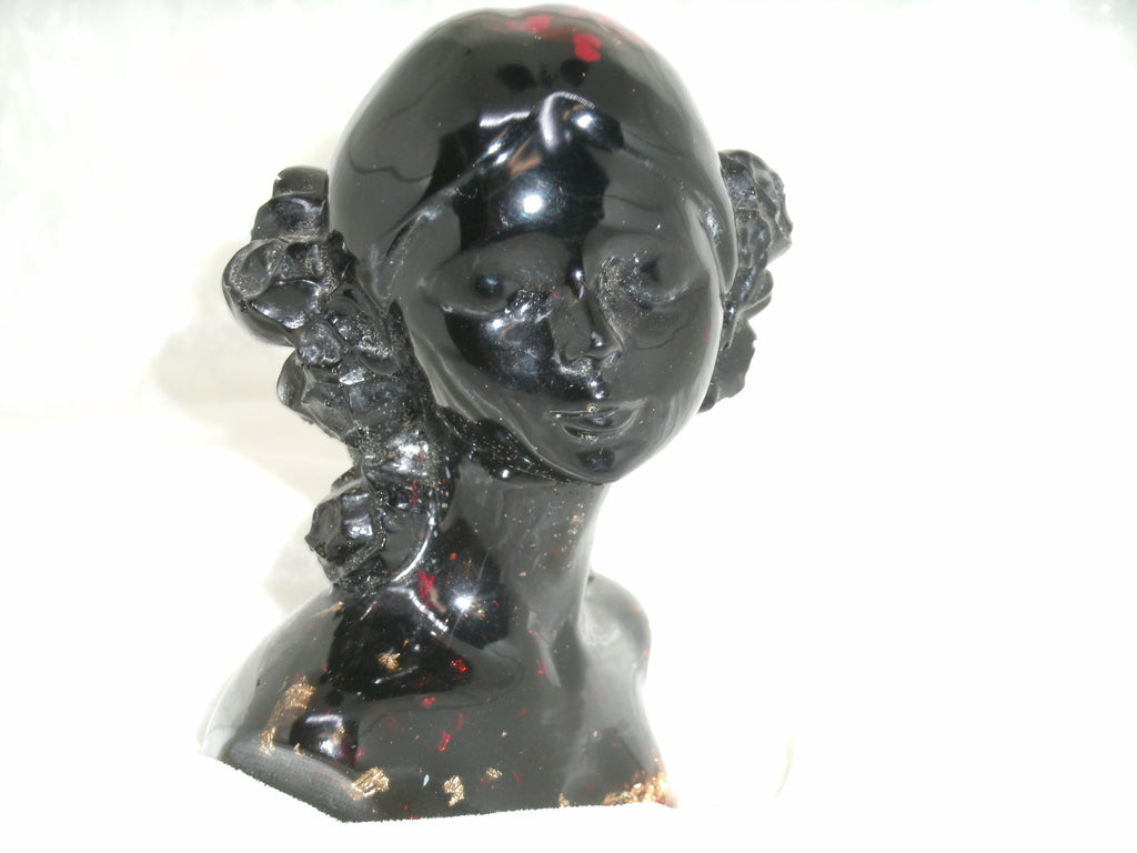 Buste femme et sa coiffure de fleur