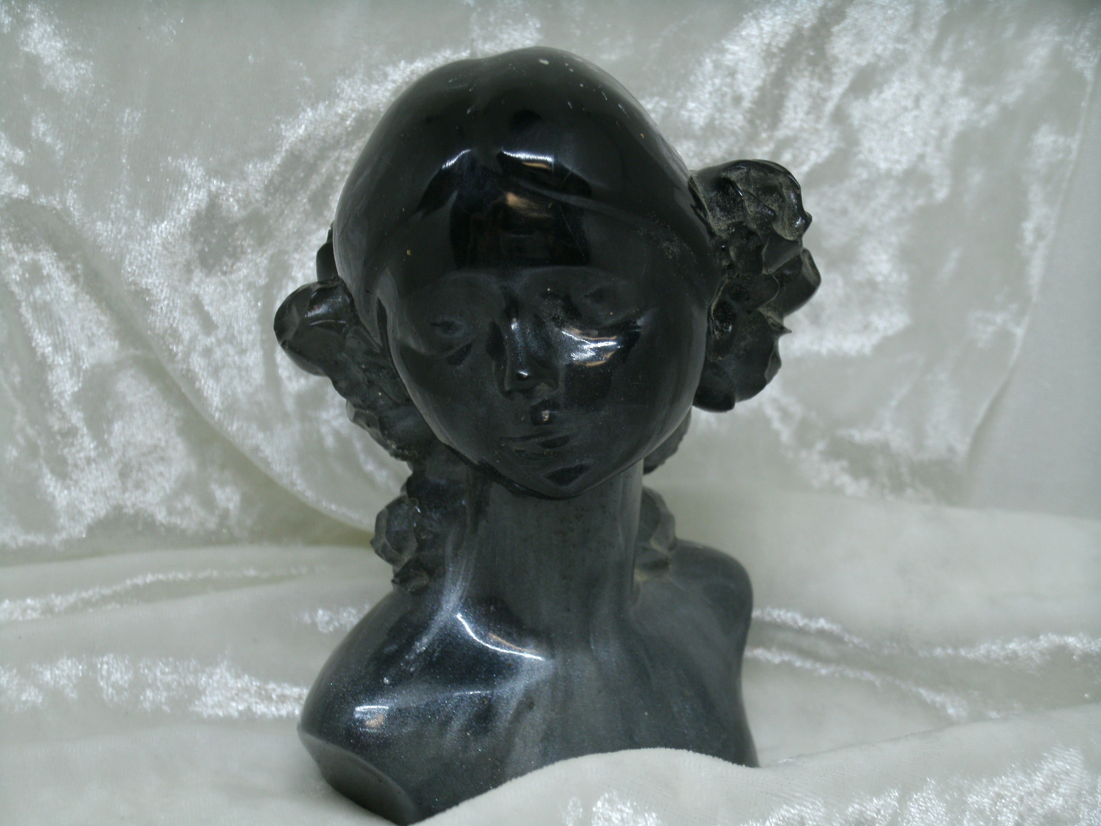 Buste femme et sa coiffure de fleur