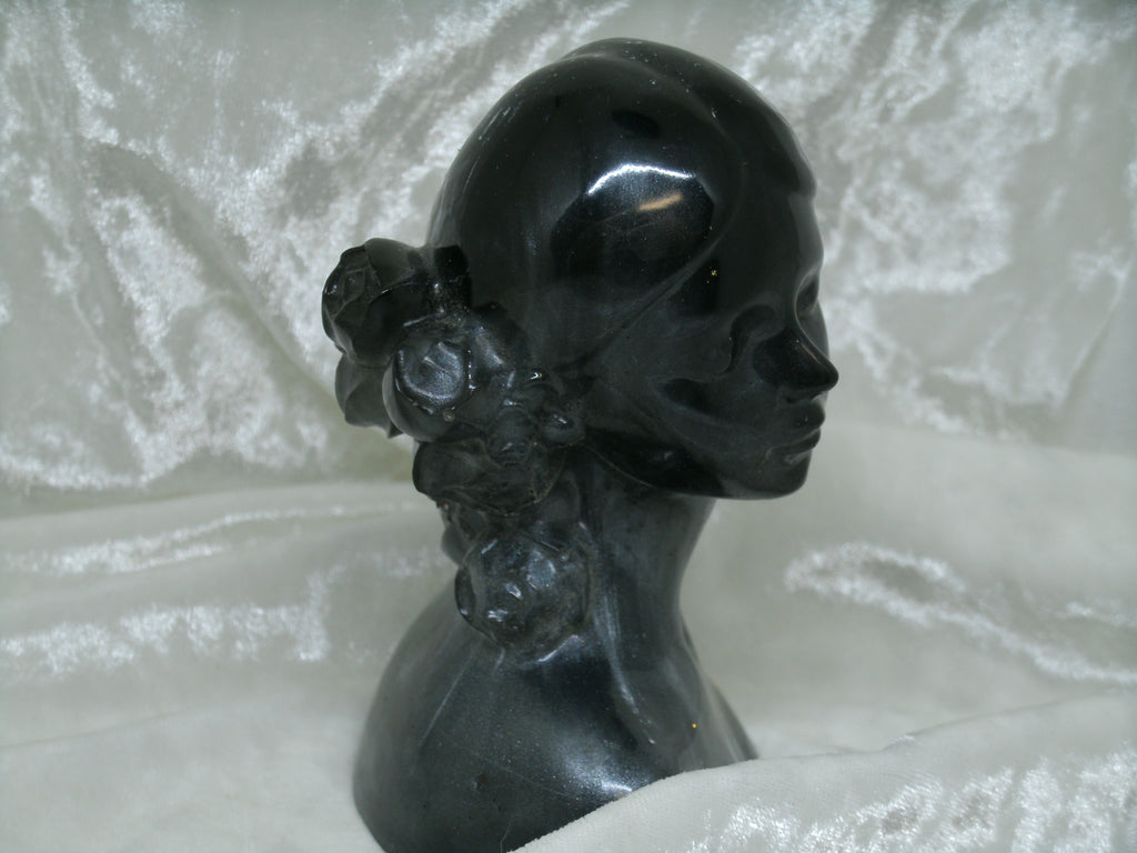Buste femme et sa coiffure de fleur