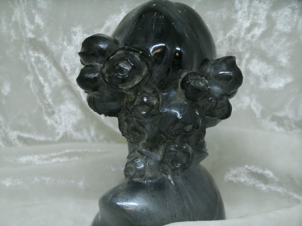 Buste femme et sa coiffure de fleur