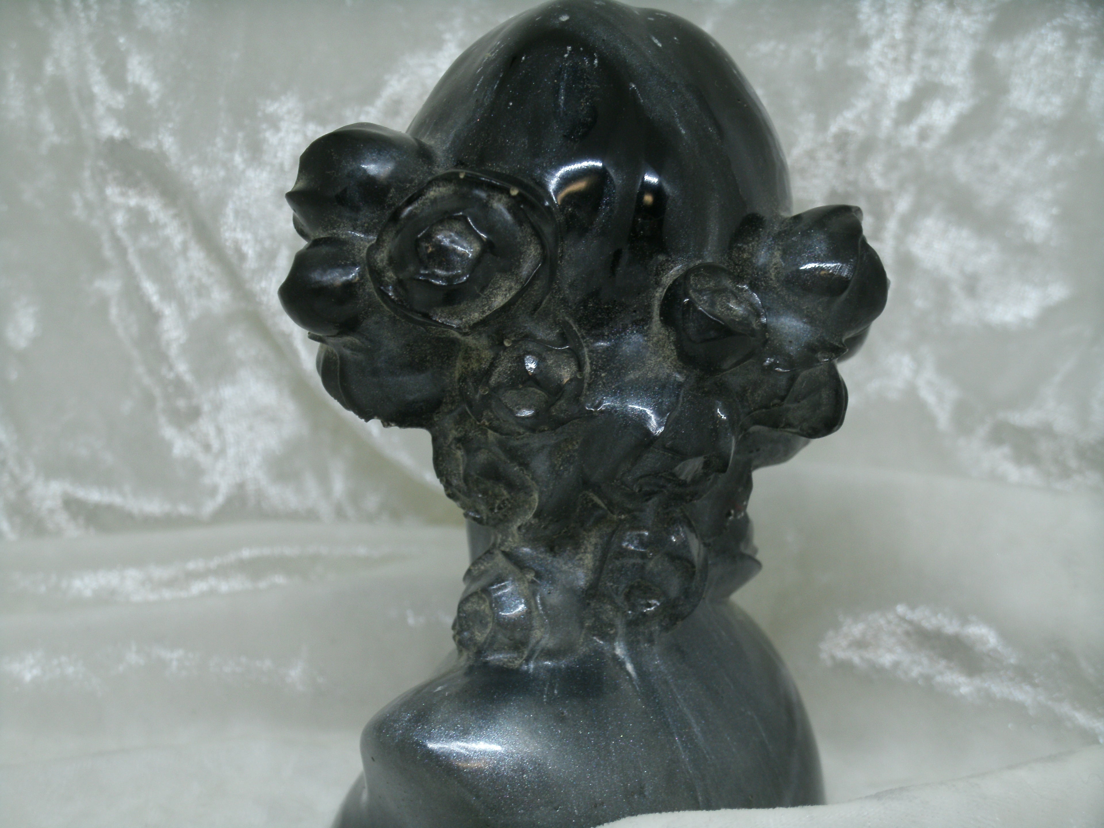Buste femme et sa coiffure de fleur